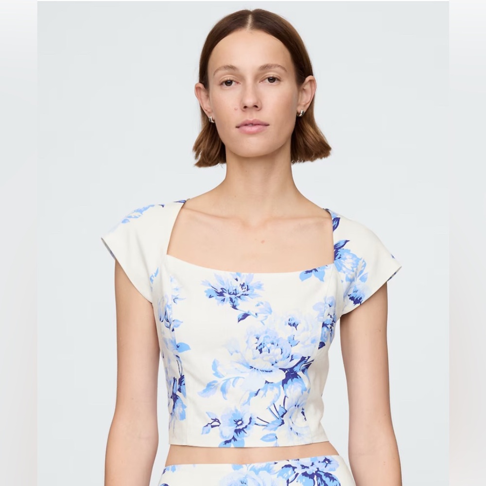 NWT - GAP Linen blend, cap, sleeved, Floral Blue crop top. Size - Large Petite